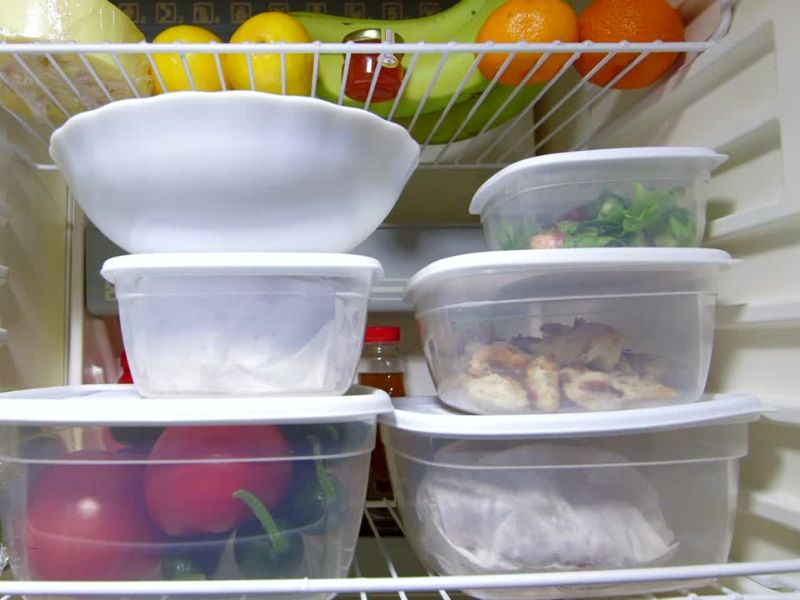 prikaz frižidera sa hranom pakovanom u činije