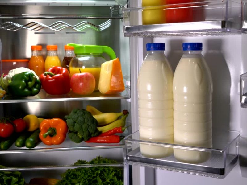 prikaz frižidera punog hrane i mlečniih proizvoda
