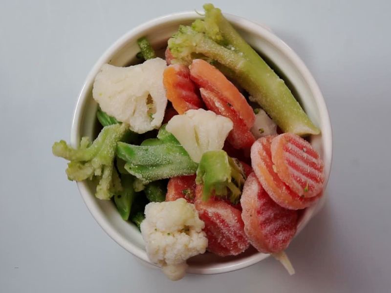 prikaz zamrznutog povrća u činiji